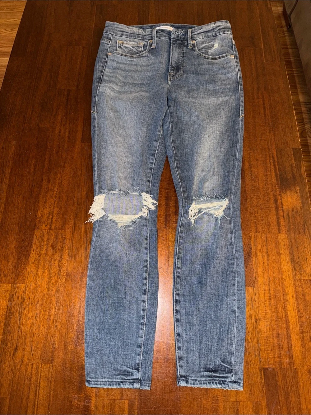 Good American Ladies Good Legs Crop jeans. Size 4/27. Medium Blue wash.